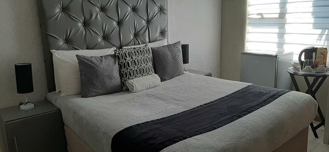 The New Mall Guesthouse Maun Esterno foto