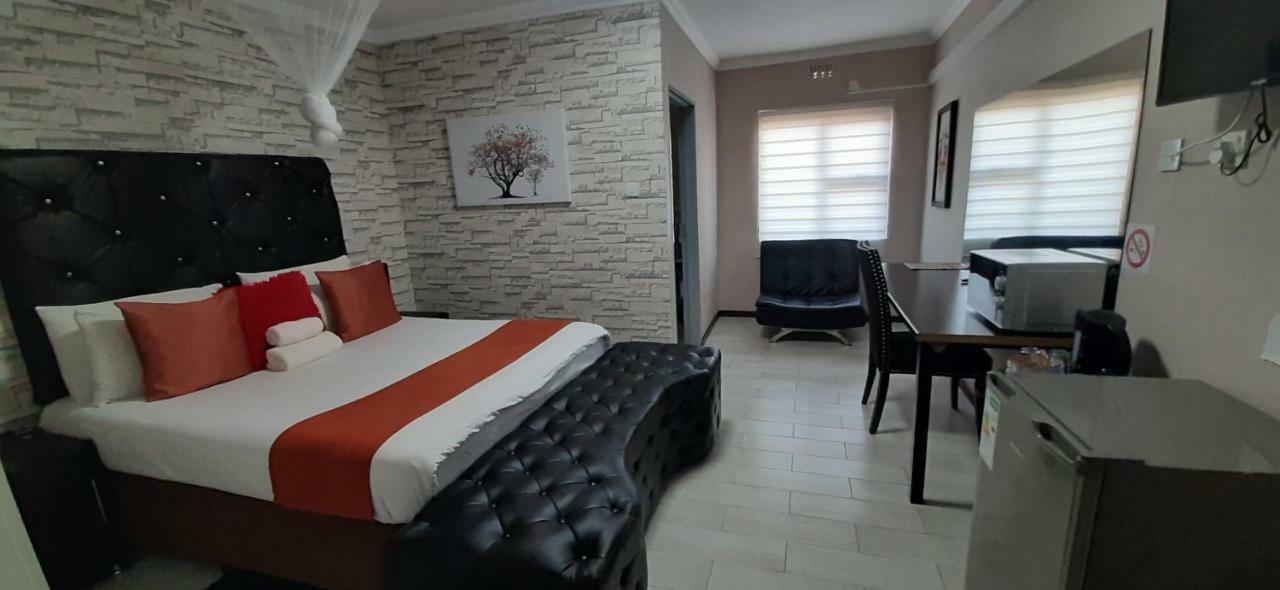 The New Mall Guesthouse Maun Esterno foto