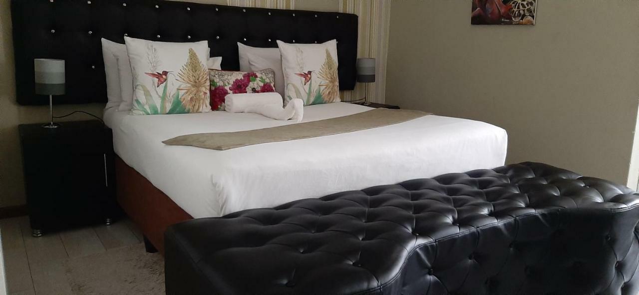 The New Mall Guesthouse Maun Esterno foto